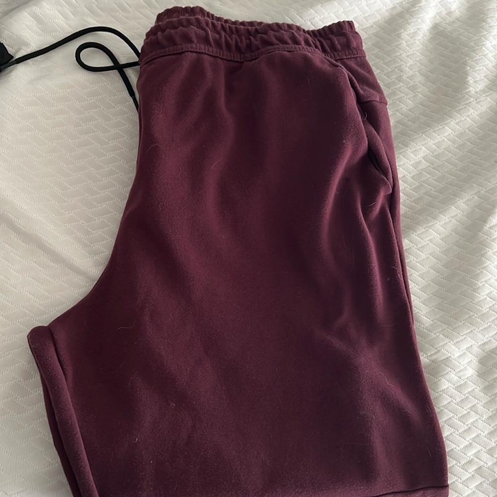2x maroon sweatpants with zipper pocket